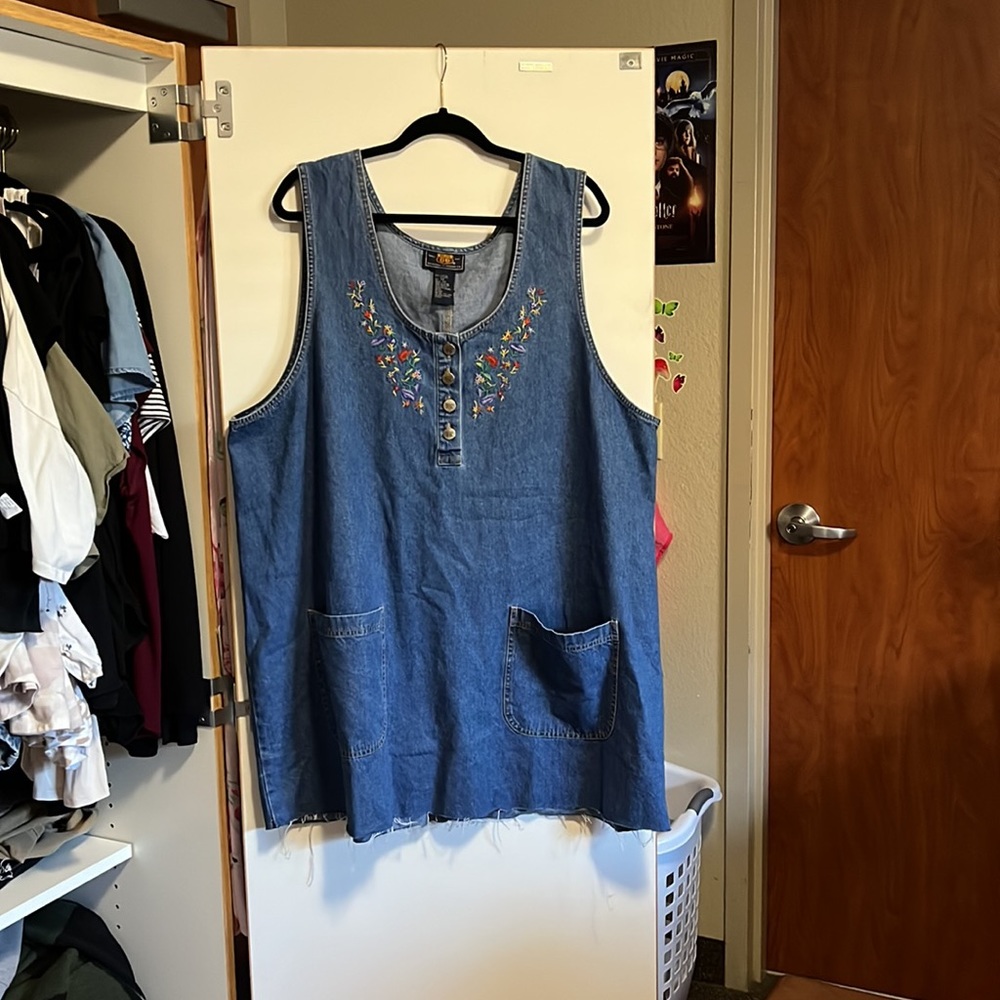 5/25🔥 Embroidered raw-hem denim dress